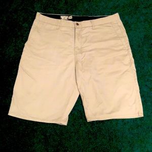 34 Volcom shorts in tan